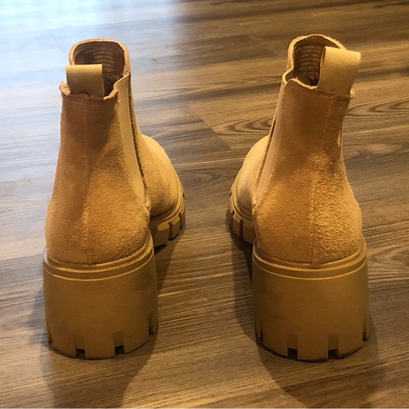 Steve Madden Howler Chelsea Lug Sole Boot in Sand - Picture 4 of 13